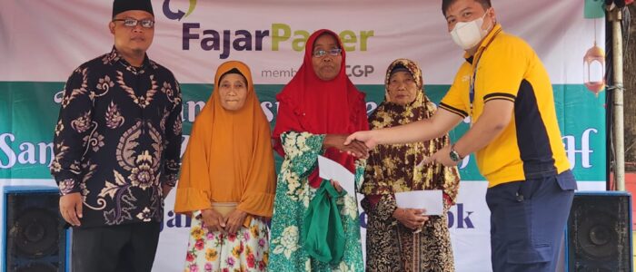 FajarPaper Gives Zakat Ahead of Eid Al-Fitr to Residents in 3 Villages in Bekasi Regency Demonstrasi dan penjelasan pengolahan sampah plastik menjadi paving block oleh Bpk. Ucok (relawan REHAB)