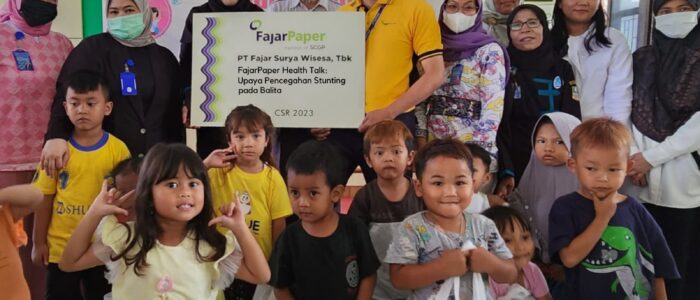 FajarPaper Supports Stunting Reduction with Stunting Prevention Counseling for Toddlers in Kalijaya Village, Bekasi Regency Bersama pembicara, Ketua TP PKK Desa Kalijaya, Kepala UPTD PP Wilayah V, dan perwakilan manajemen FajarPaper