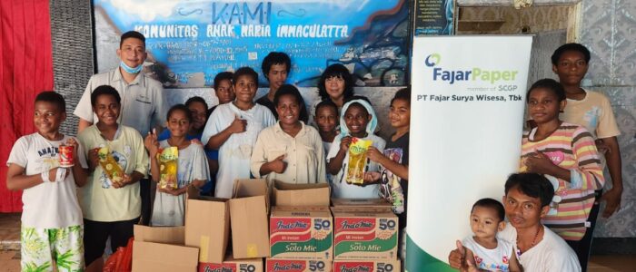 FajarPaper Donates to Orphanages in Bekasi Foto bersama anak-anak dan pengurus dari Panti Asuhan Yayasan Komunitas Anak Maria Immaculatta (KAMI)